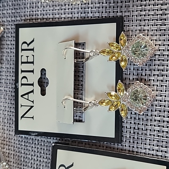 NINE WEST AND NAPIER FASHION JEWELRY EARRINGS BUNDLE OF 5 PIECES - Picture 3 of 11